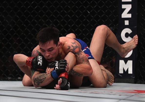 Ray Borg (luvas azuis) venceu Louis Smolka por deciso unnime (30-27, 30-26 e 30-26)