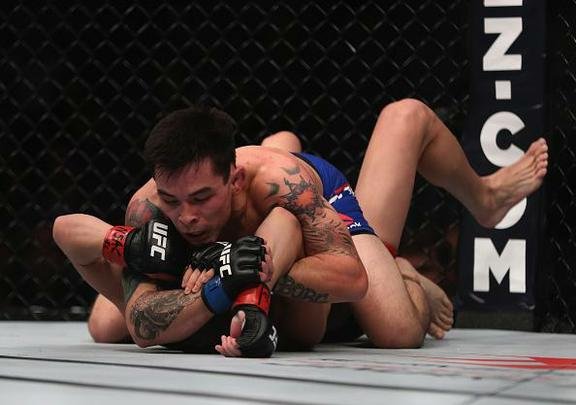 Ray Borg (luvas azuis) venceu Louis Smolka por decisão unânime (30-27, 30-26 e 30-26)