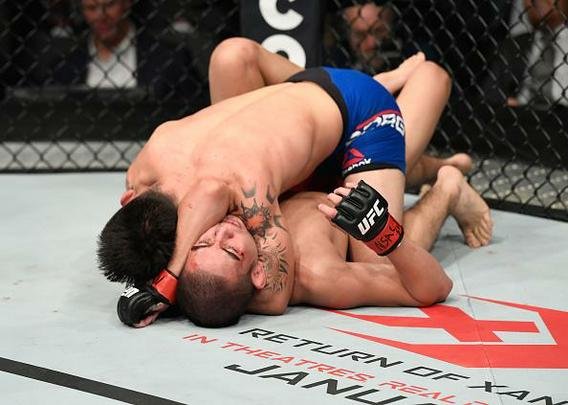 Ray Borg (luvas azuis) venceu Louis Smolka por decisão unânime (30-27, 30-26 e 30-26)