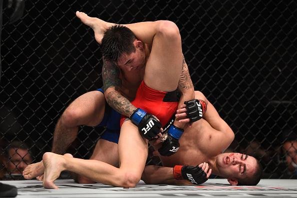 Ray Borg (luvas azuis) venceu Louis Smolka por deciso unnime (30-27, 30-26 e 30-26)