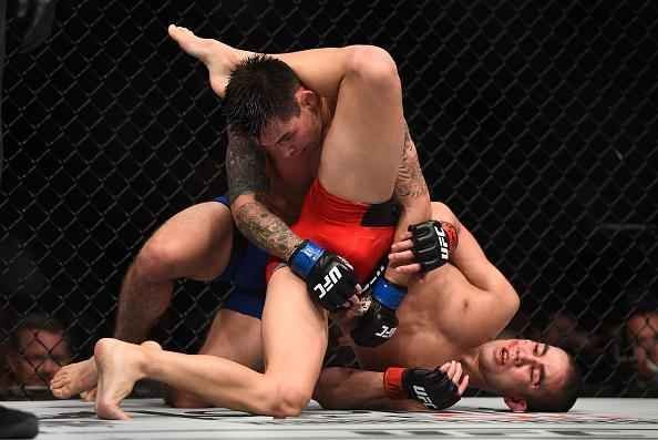 Ray Borg (luvas azuis) venceu Louis Smolka por decisão unânime (30-27, 30-26 e 30-26)