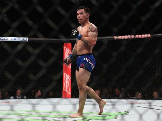 Ray Borg (luvas azuis) venceu Louis Smolka por decisão unânime (30-27, 30-26 e 30-26)