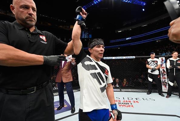 Ray Borg (luvas azuis) venceu Louis Smolka por deciso unnime (30-27, 30-26 e 30-26)