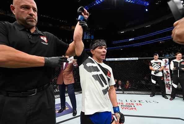 Ray Borg (luvas azuis) venceu Louis Smolka por decisão unânime (30-27, 30-26 e 30-26)