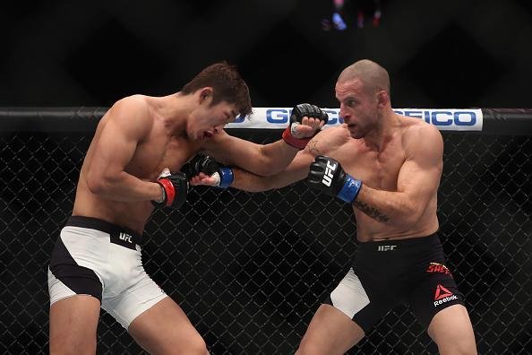 Dong Hyun Kim (luvas vermelhas) venceu Tarec Saffiedine por decisão dividida (30-27, 28-29, 29-28)