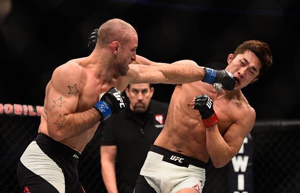 Dong Hyun Kim (luvas vermelhas) venceu Tarec Saffiedine por decisão dividida (30-27, 28-29, 29-28)