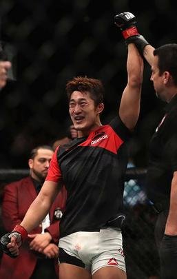 Dong Hyun Kim (luvas vermelhas) venceu Tarec Saffiedine por decisão dividida (30-27, 28-29, 29-28)