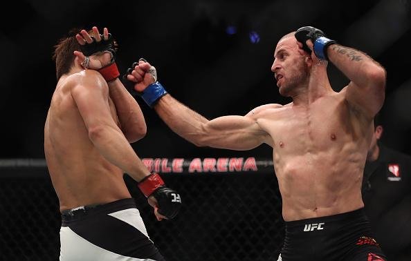 Dong Hyun Kim (luvas vermelhas) venceu Tarec Saffiedine por decisão dividida (30-27, 28-29, 29-28)