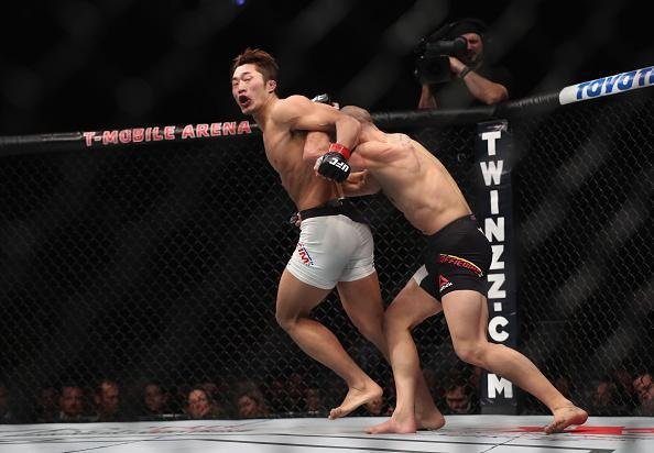 Dong Hyun Kim (luvas vermelhas) venceu Tarec Saffiedine por deciso dividida (30-27, 28-29, 29-28)