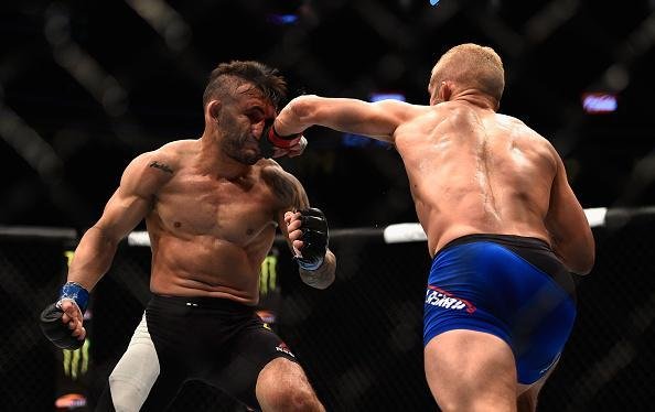 TJ Dillashaw (luvas vermelhas) venceu John Lineker por decisão unânime (triplo 30-26)