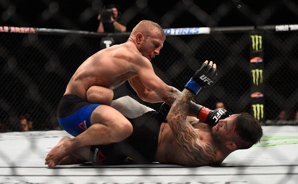 TJ Dillashaw (luvas vermelhas) venceu John Lineker por decisão unânime (triplo 30-26)