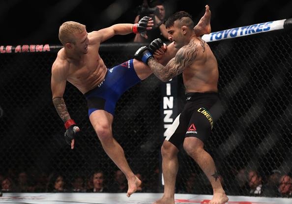 TJ Dillashaw (luvas vermelhas) venceu John Lineker por deciso unnime (triplo 30-26)