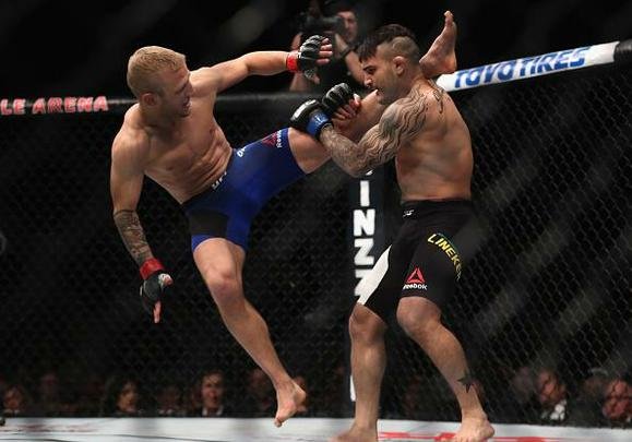 TJ Dillashaw (luvas vermelhas) venceu John Lineker por decisão unânime (triplo 30-26)