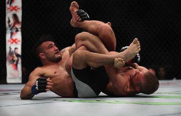 TJ Dillashaw (luvas vermelhas) venceu John Lineker por decisão unânime (triplo 30-26)