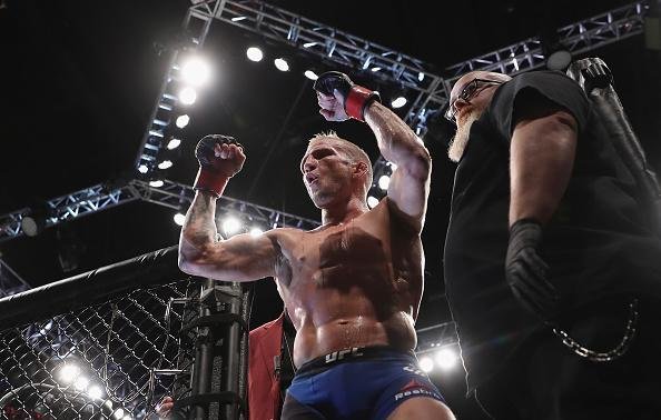 TJ Dillashaw (luvas vermelhas) venceu John Lineker por deciso unnime (triplo 30-26)
