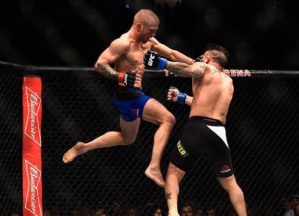 TJ Dillashaw (luvas vermelhas) venceu John Lineker por deciso unnime (triplo 30-26)