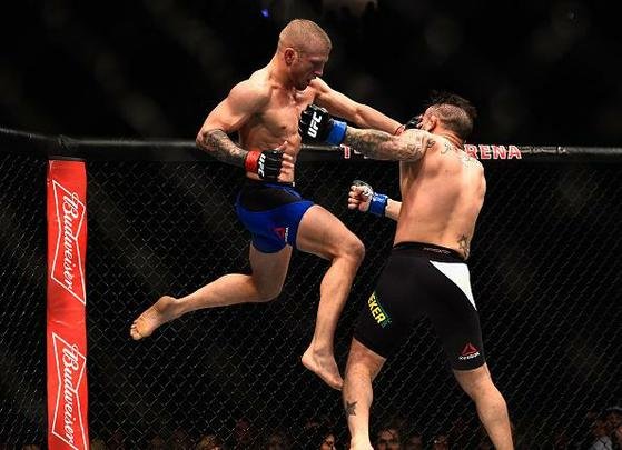 TJ Dillashaw (luvas vermelhas) venceu John Lineker por decisão unânime (triplo 30-26)