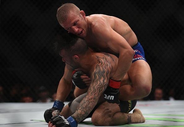 TJ Dillashaw (luvas vermelhas) venceu John Lineker por deciso unnime (triplo 30-26)