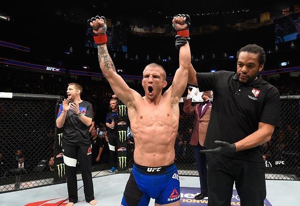 TJ Dillashaw (luvas vermelhas) venceu John Lineker por deciso unnime (triplo 30-26)