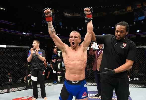 TJ Dillashaw (luvas vermelhas) venceu John Lineker por decisão unânime (triplo 30-26)