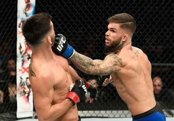 Cody Garbrandt (luvas azuis) venceu Dominick Cruz por decisão unânime e conquistou o cinturão dos galos