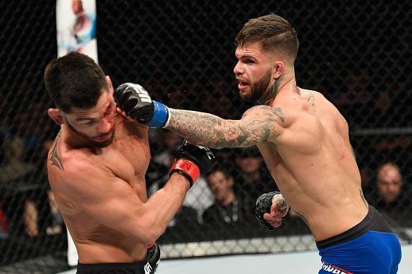 Cody Garbrandt (luvas azuis) venceu Dominick Cruz por deciso unnime e conquistou o cinturo dos galos