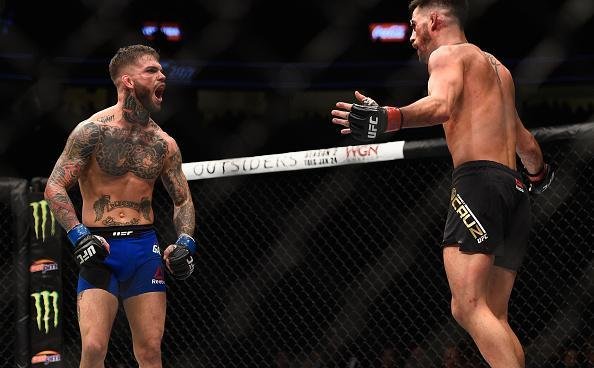 Cody Garbrandt (luvas azuis) venceu Dominick Cruz por deciso unnime e conquistou o cinturo dos galos