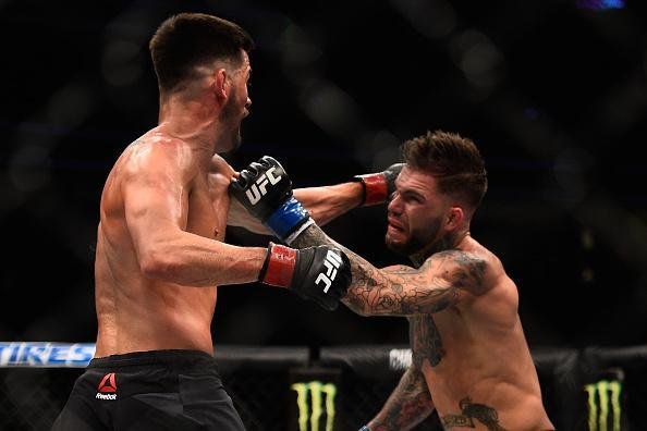 Cody Garbrandt (luvas azuis) venceu Dominick Cruz por deciso unnime e conquistou o cinturo dos galos