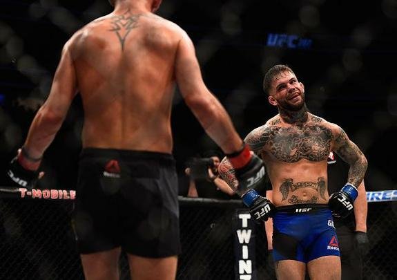 Cody Garbrandt (luvas azuis) venceu Dominick Cruz por decisão unânime e conquistou o cinturão dos galos