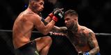 Cody Garbrandt (luvas azuis) venceu Dominick Cruz por deciso unnime e conquistou o cinturo dos galos