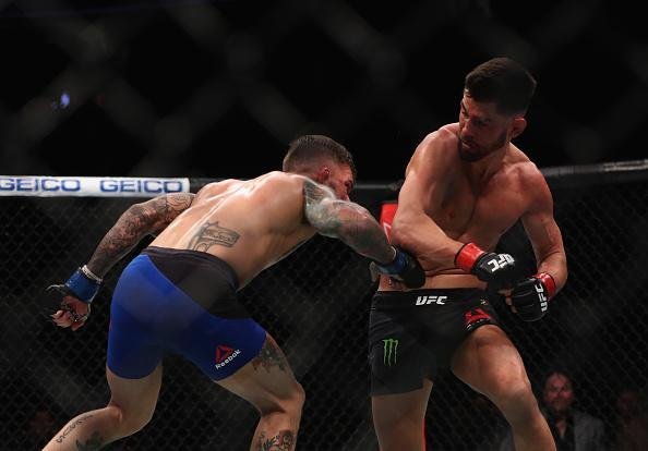 Cody Garbrandt (luvas azuis) venceu Dominick Cruz por deciso unnime e conquistou o cinturo dos galos