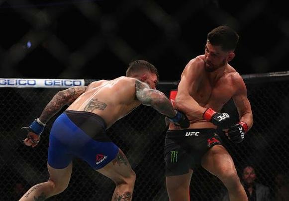 Cody Garbrandt (luvas azuis) venceu Dominick Cruz por decisão unânime e conquistou o cinturão dos galos