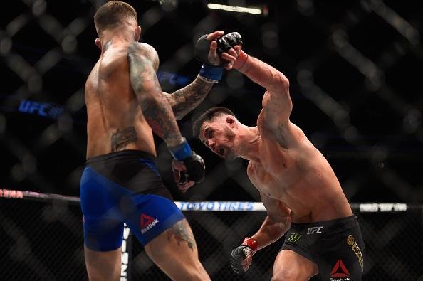Cody Garbrandt (luvas azuis) venceu Dominick Cruz por decisão unânime e conquistou o cinturão dos galos