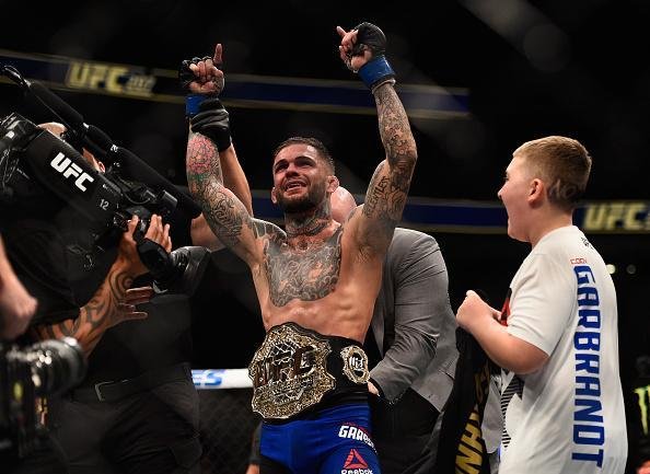 Cody Garbrandt (luvas azuis) venceu Dominick Cruz por deciso unnime e conquistou o cinturo dos galos