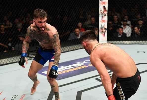 Cody Garbrandt (luvas azuis) venceu Dominick Cruz por decisão unânime e conquistou o cinturão dos galos