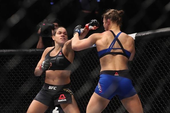 Amanda Nunes (luvas vermelhas) venceu Ronda Rousey por nocaute tcnico em 48 segundos e manteve o cinturo dos galos
