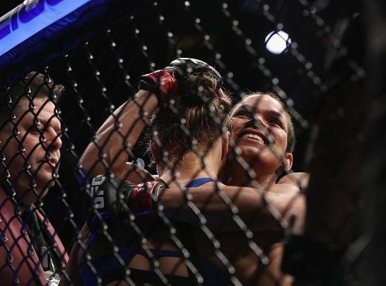 Amanda Nunes (luvas vermelhas) venceu Ronda Rousey por nocaute técnico em 48 segundos e manteve o cinturão dos galos