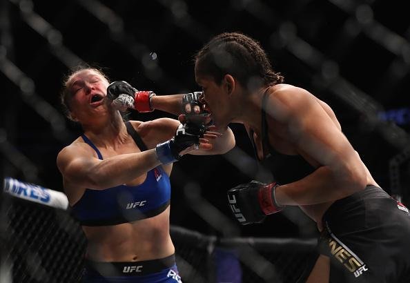 Amanda Nunes (luvas vermelhas) venceu Ronda Rousey por nocaute tcnico em 48 segundos e manteve o cinturo dos galos