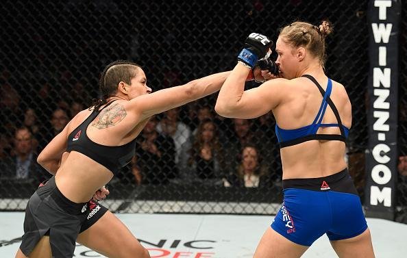 Amanda Nunes (luvas vermelhas) venceu Ronda Rousey por nocaute tcnico em 48 segundos e manteve o cinturo dos galos