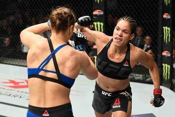 Amanda Nunes (luvas vermelhas) venceu Ronda Rousey por nocaute técnico em 48 segundos e manteve o cinturão dos galos