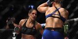 Amanda Nunes (luvas vermelhas) venceu Ronda Rousey por nocaute tcnico em 48 segundos e manteve o cinturo dos galos