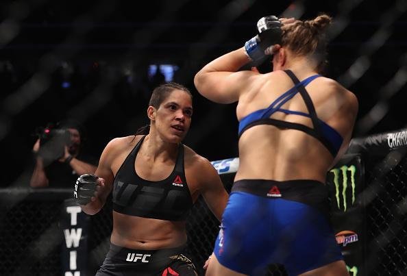 Amanda Nunes (luvas vermelhas) venceu Ronda Rousey por nocaute técnico em 48 segundos e manteve o cinturão dos galos