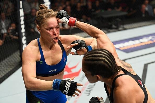 Amanda Nunes (luvas vermelhas) venceu Ronda Rousey por nocaute tcnico em 48 segundos e manteve o cinturo dos galos