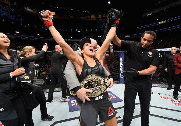Amanda Nunes (luvas vermelhas) venceu Ronda Rousey por nocaute tcnico em 48 segundos e manteve o cinturo dos galos