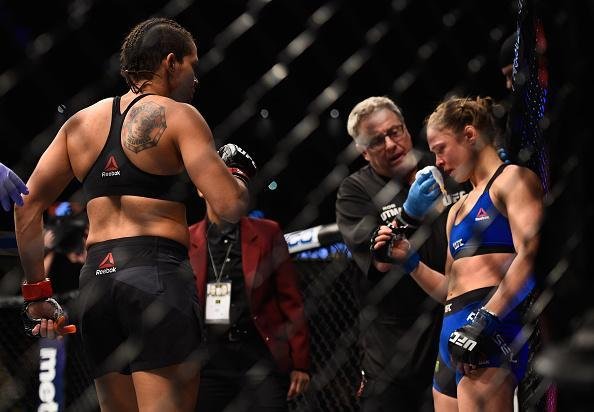 Amanda Nunes (luvas vermelhas) venceu Ronda Rousey por nocaute tcnico em 48 segundos e manteve o cinturo dos galos