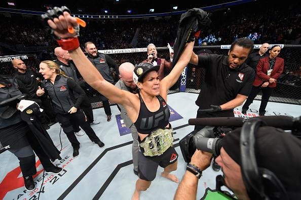 Amanda Nunes (luvas vermelhas) venceu Ronda Rousey por nocaute técnico em 48 segundos e manteve o cinturão dos galos
