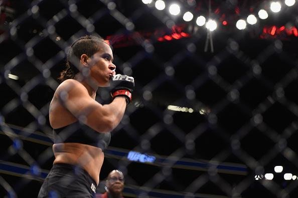 Amanda Nunes (luvas vermelhas) venceu Ronda Rousey por nocaute tcnico em 48 segundos e manteve o cinturo dos galos