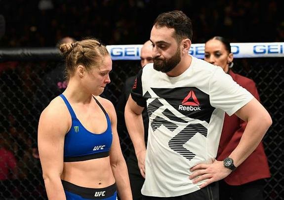 Amanda Nunes (luvas vermelhas) venceu Ronda Rousey por nocaute técnico em 48 segundos e manteve o cinturão dos galos