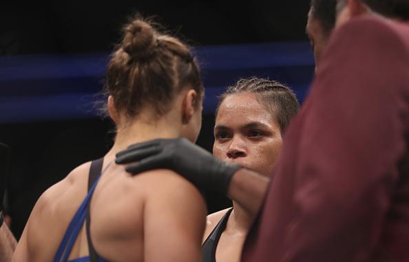 Brasileira partiu para cima na trocao em Las Vegas, intimidou a ex-campe, passou com facilidade por 'Rowdy' e manteve o cinturo dos galos em solo brasileiro