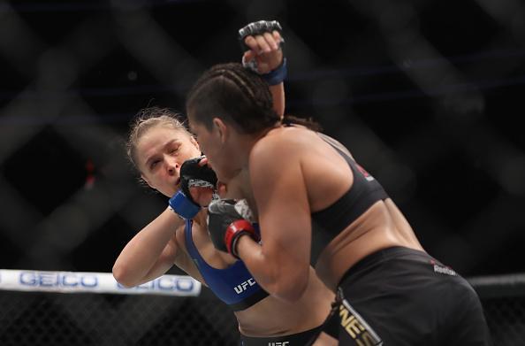 Brasileira partiu para cima na trocao em Las Vegas, intimidou a ex-campe, passou com facilidade por 'Rowdy' e manteve o cinturo dos galos em solo brasileiro